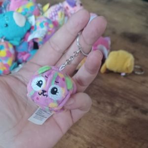 Pikmi Pops Surprise Scented Plushie beanie keychain
